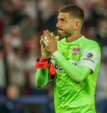 Bayern Munich កំពុងពិចារណាលើអ្នកចាំទីមានបទពិសោធន៍ Fabian Bredlow សម្រាប់តួនាទីលេខពីរនៅរដូវកាលក្រោយ។