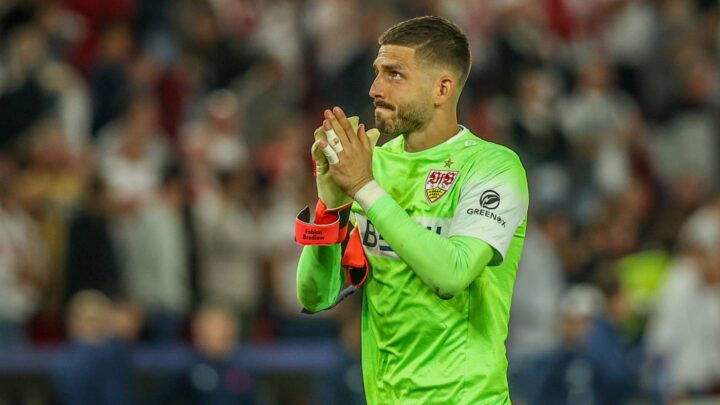 Bayern Munich កំពុងពិចារណាលើអ្នកចាំទីមានបទពិសោធន៍ Fabian Bredlow សម្រាប់តួនាទីលេខពីរនៅរដូវកាលក្រោយ។