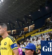 Cristiano Ronaldo លើកក្រមាពណ៌ទង់ជាតិអារ៉ាប៊ីសាអូឌីតនៅការប្រកួតដែលត្រូវបានពន្យារពេលដោយសារ Houthi conflict Saudi Arabia