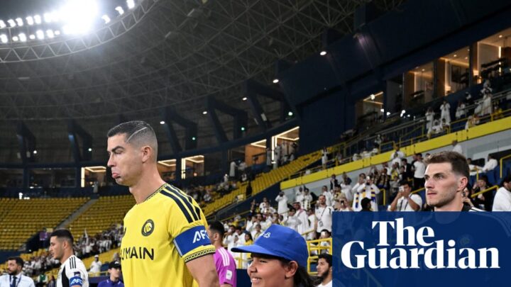 Cristiano Ronaldo លើកក្រមាពណ៌ទង់ជាតិអារ៉ាប៊ីសាអូឌីតនៅការប្រកួតដែលត្រូវបានពន្យារពេលដោយសារ Houthi conflict Saudi Arabia